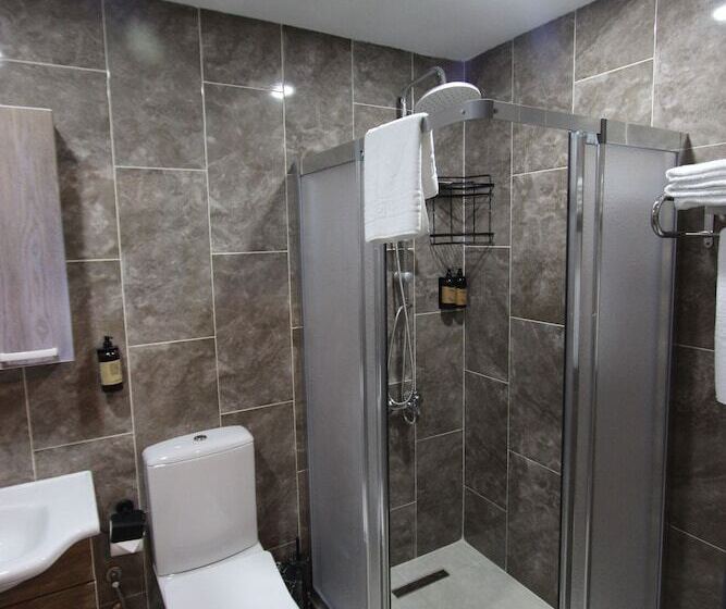 اتاق اکونومی, Monezza