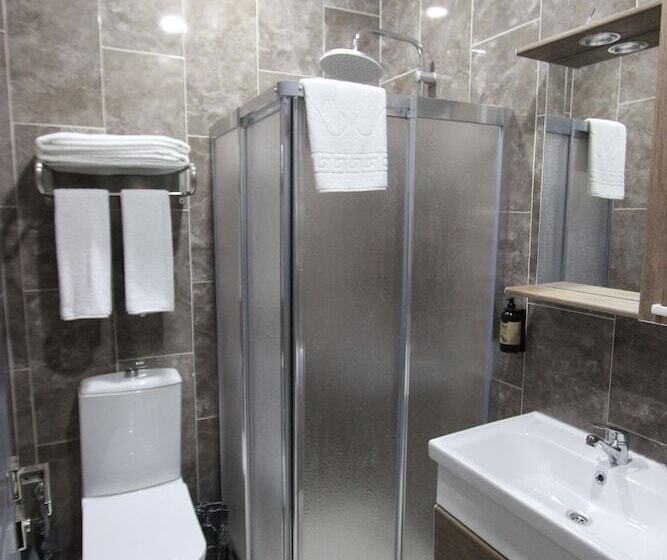 اتاق اکونومی, Monezza