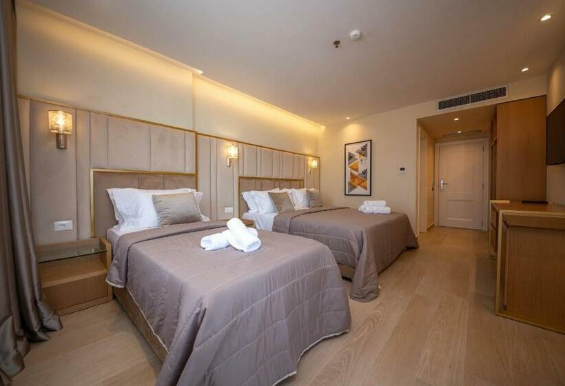 חדר דלוקס לשלושה, Merar