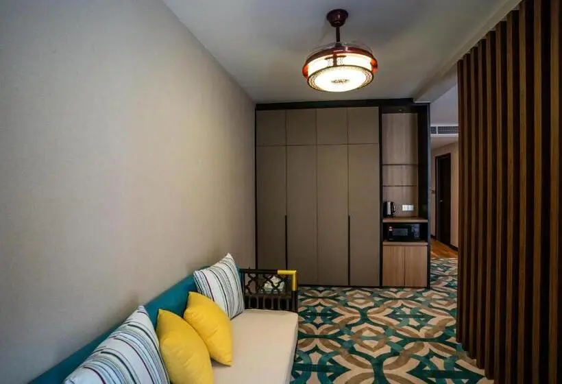 سوئیت پریمیوم, Christee Suites