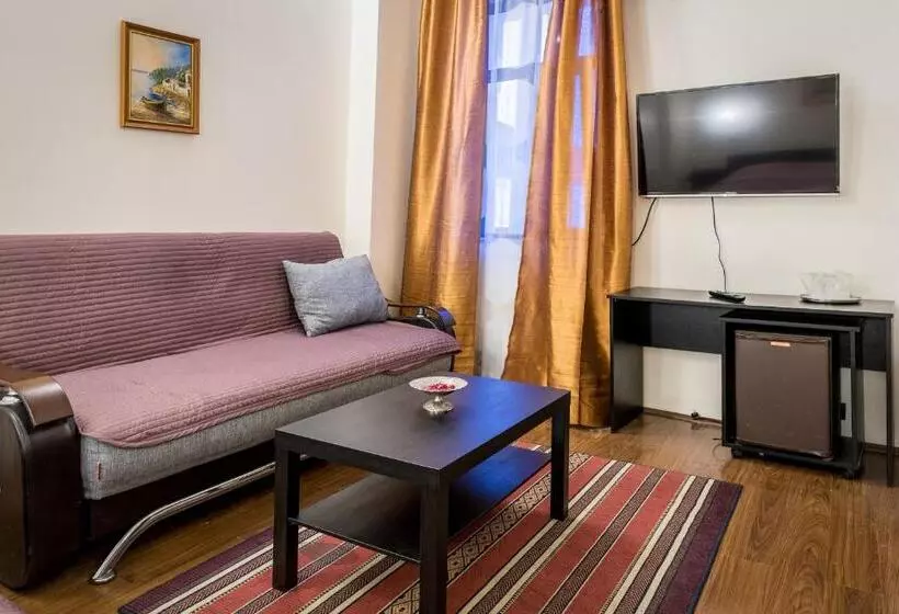 اتاق استاندارد سه نفره, Corso