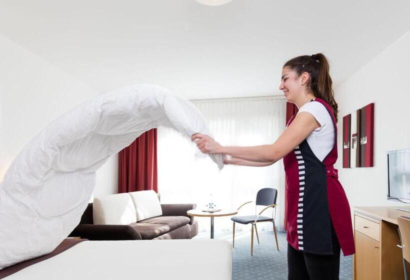 חדר משפחתי, Höfli