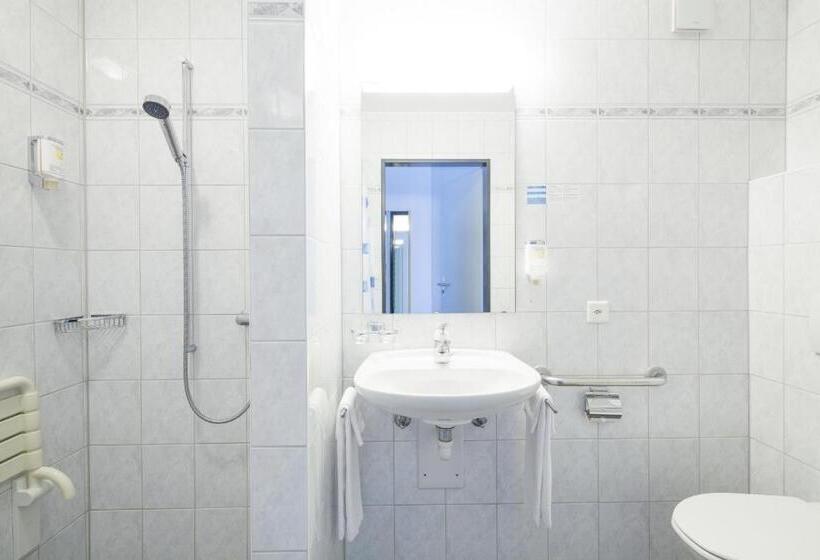 חדר משפחתי, Höfli