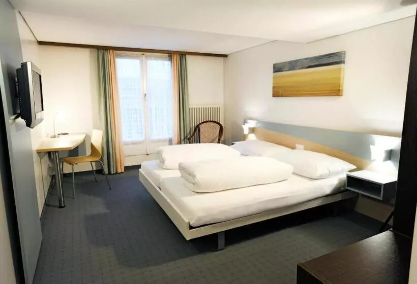 Family Room, Kreuz
