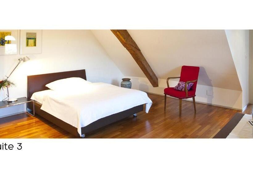 סוויטה, Schloss Brunnegg