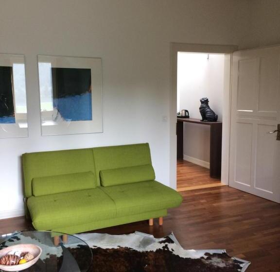 סוויטה, Schloss Brunnegg