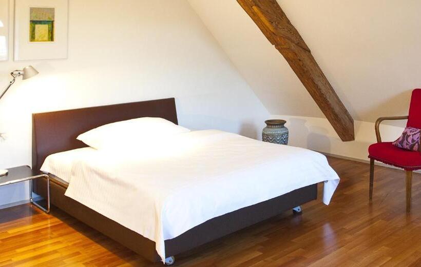 סוויטה, Schloss Brunnegg