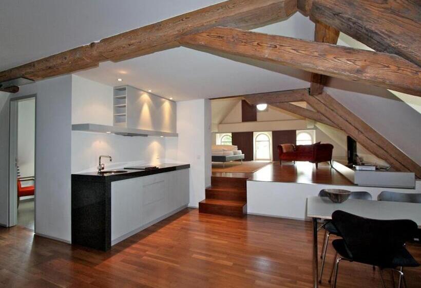 סוויטה, Schloss Brunnegg