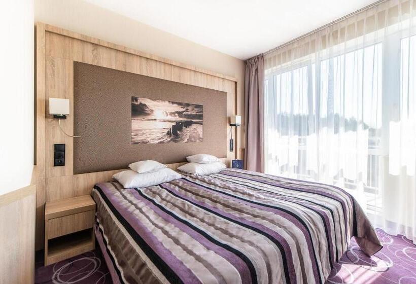 غرفة قياسية مزوَّدة بشُرفة, Senator