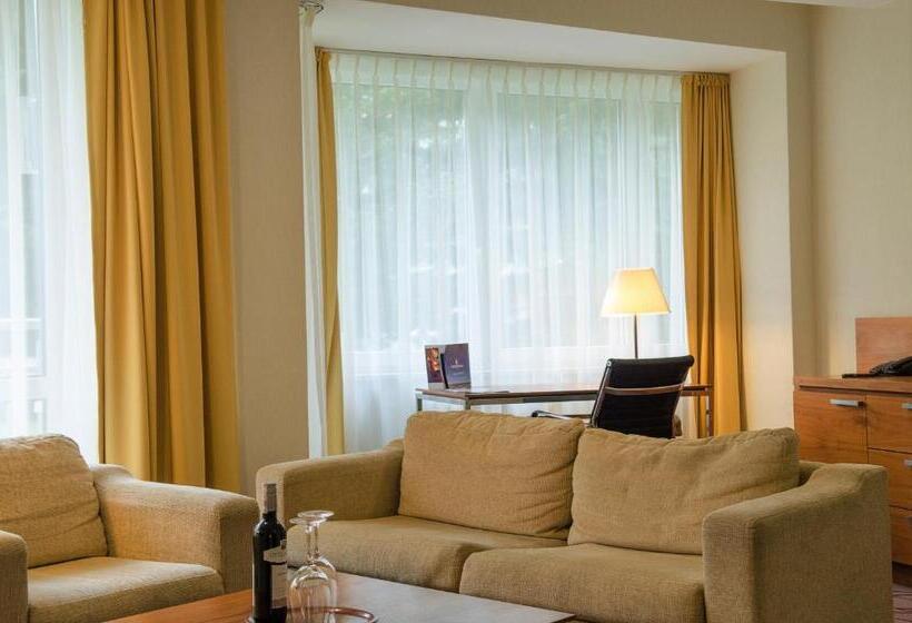 غرفة تنفيذية, Senator