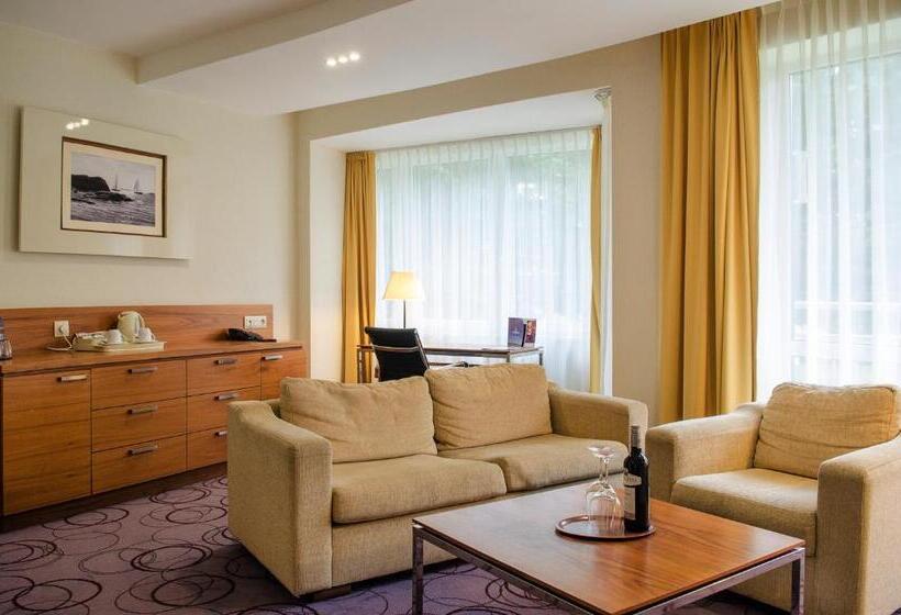 غرفة تنفيذية, Senator