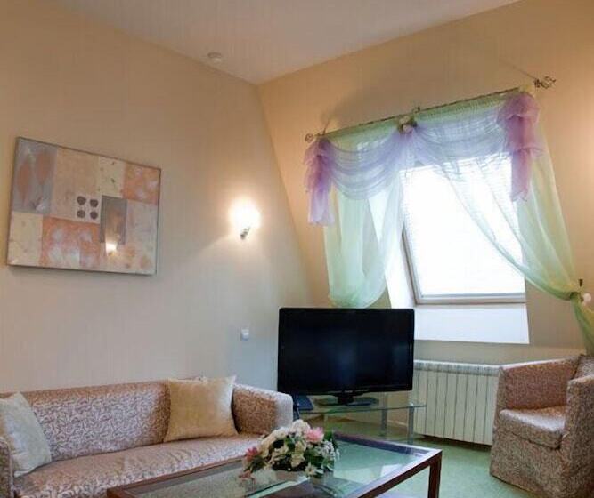 جناح جونيور, Stone