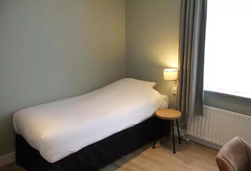 Habitación Estándar Individual, Triniteit