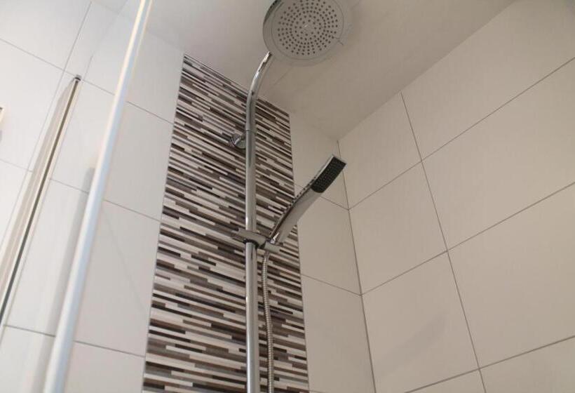 חדר בסיסי, Triniteit