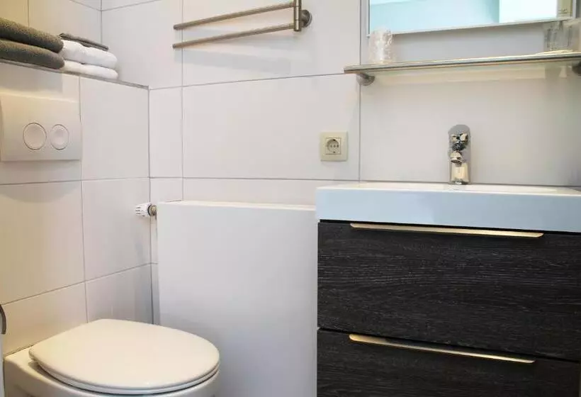 Habitación Basic, Triniteit