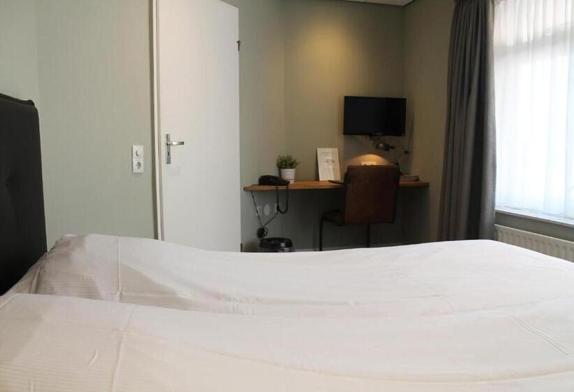 חדר בסיסי, Triniteit