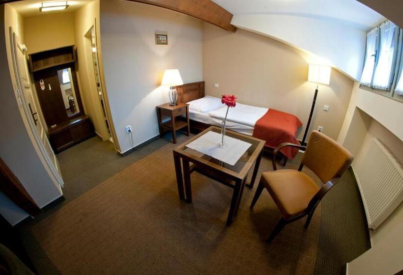 סטודיו משפחתי, Hygge Hotel U Zvonu