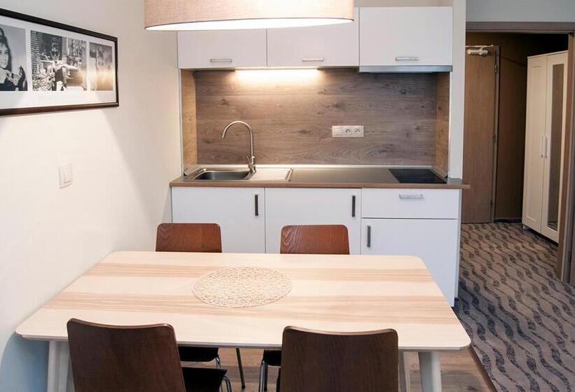 סטודיו משפחתי, Hygge Hotel U Zvonu