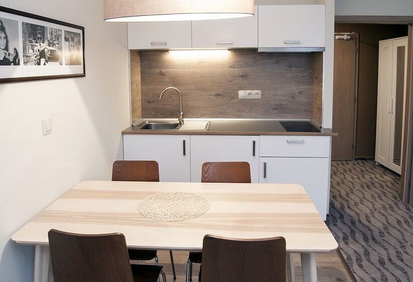 סטודיו משפחתי, Hygge Hotel U Zvonu