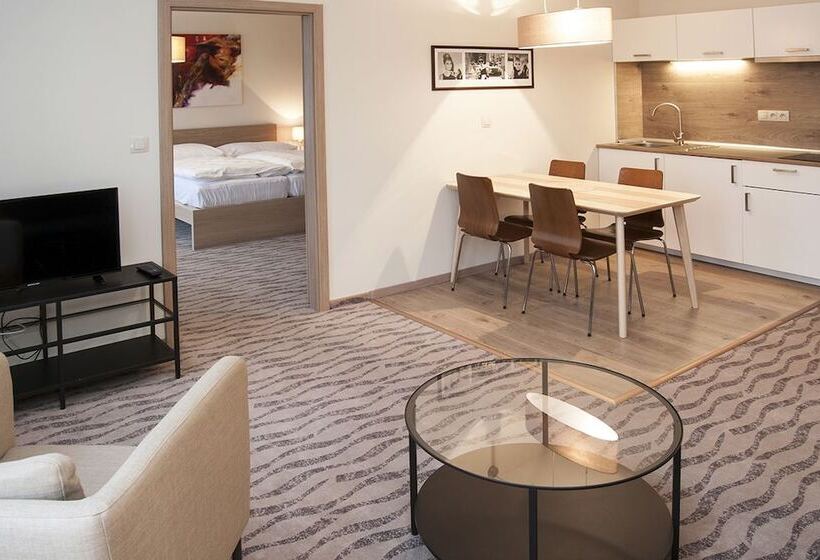 סטודיו משפחתי, Hygge Hotel U Zvonu