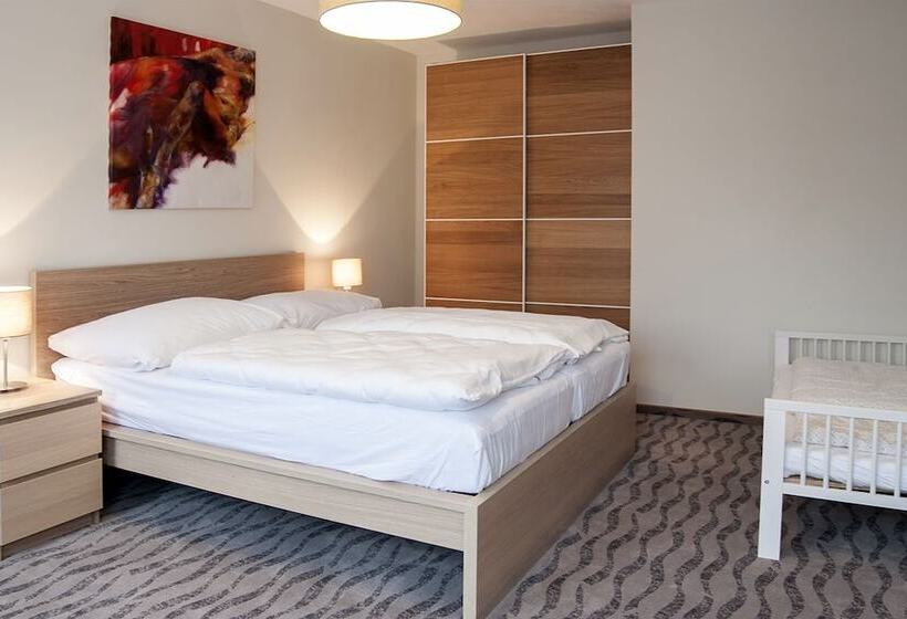 סטודיו משפחתי, Hygge Hotel U Zvonu