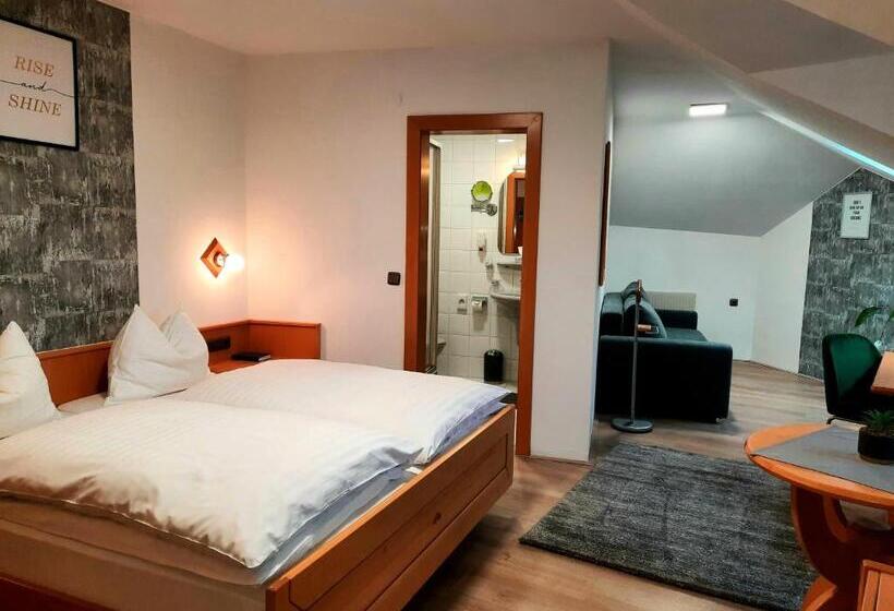 이코노미 트리플 룸, Zum Goldenen Hirschen