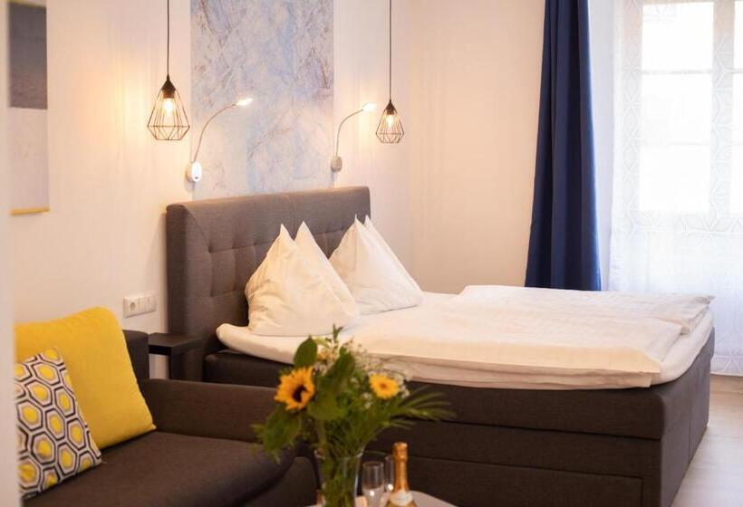 이코노미 트리플 룸, Zum Goldenen Hirschen