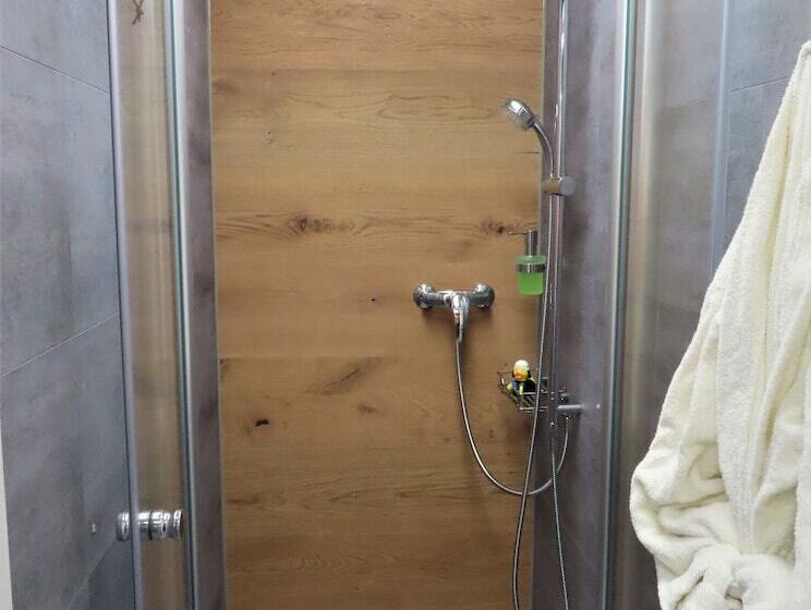 标准单人间共用浴室, Gasthaus Alpina