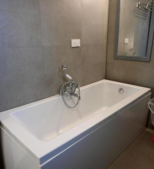 带大床的豪华间, Alchemy Suites