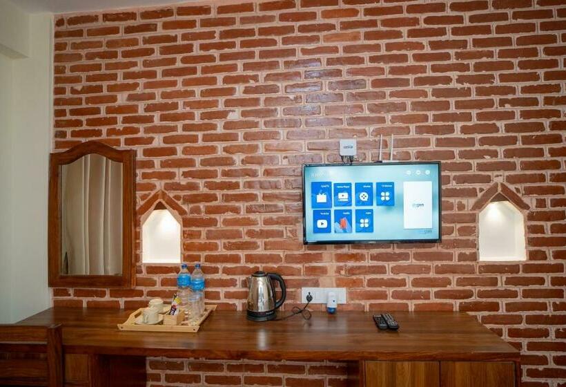 اتاق لوکس با بالکن, Madhuban