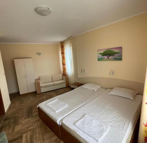 带阳台的三人标准间, Angel