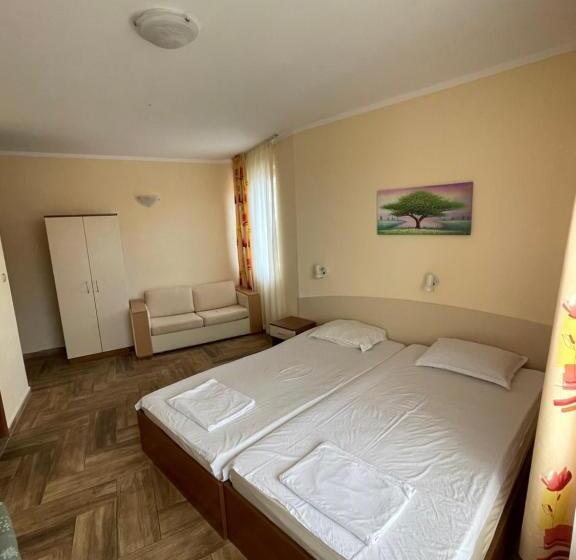 带阳台的三人标准间, Angel