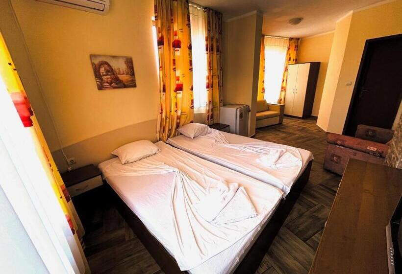 带阳台标准四人间, Angel