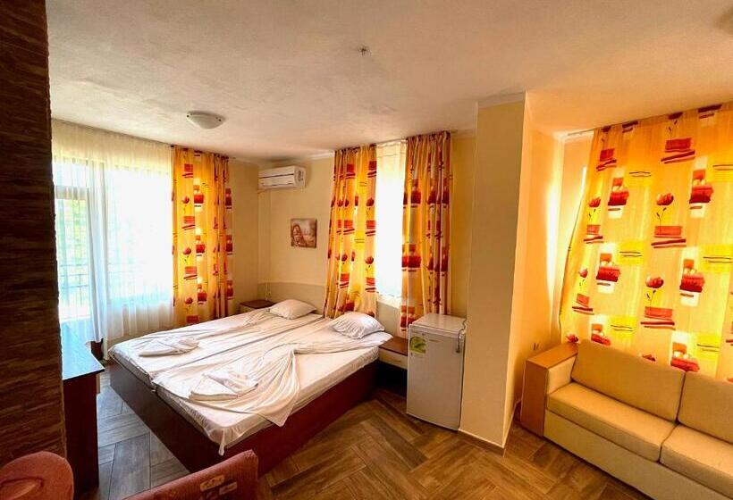 带阳台标准四人间, Angel