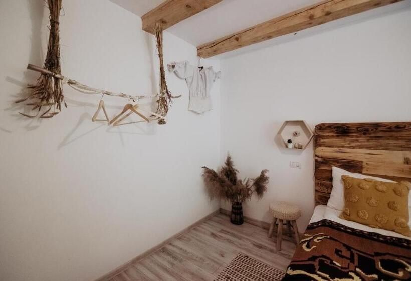 غرفة قياسية, Casa De Sub Munte