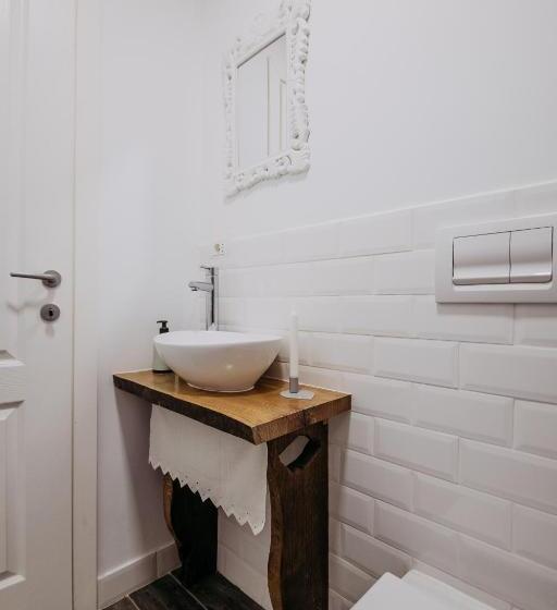 غرفة قياسية, Casa De Sub Munte