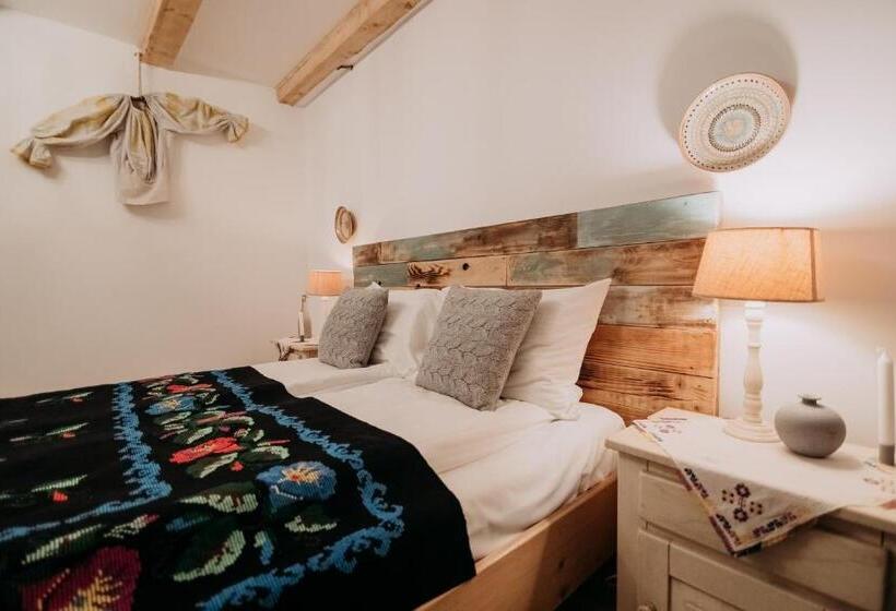 غرفة قياسية, Casa De Sub Munte