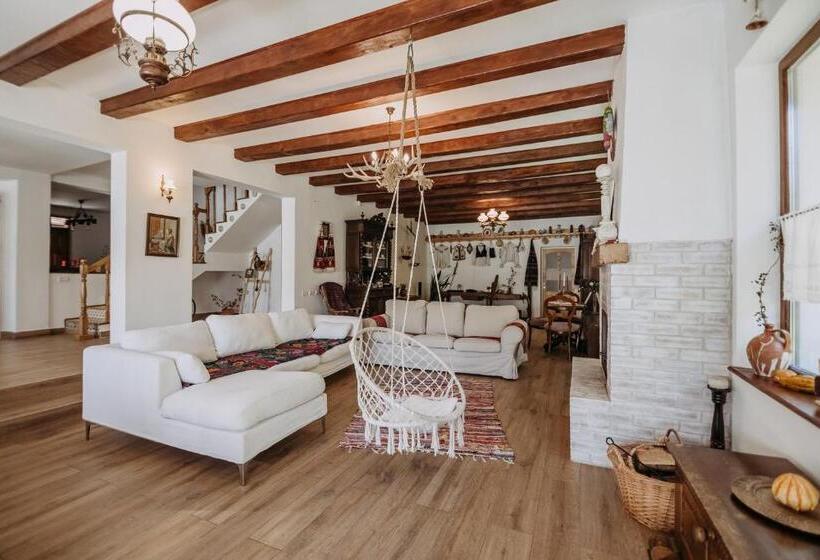 ‫فيلا غرفة نوم واحدة, Casa De Sub Munte