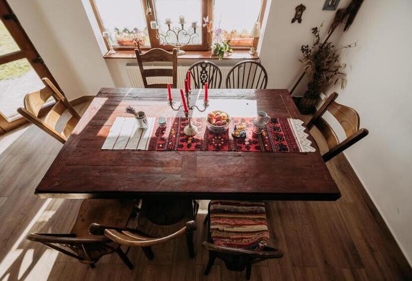 ‫فيلا غرفة نوم واحدة, Casa De Sub Munte