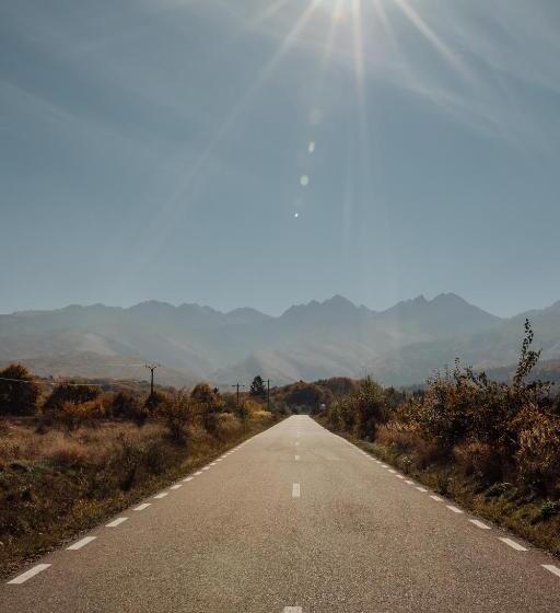 ‫فيلا غرفة نوم واحدة, Casa De Sub Munte