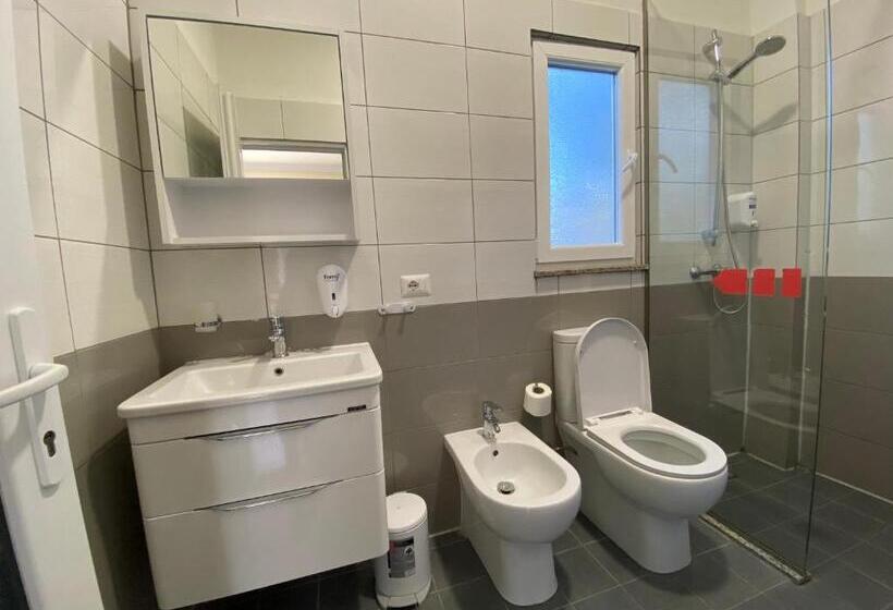 带阳台的三人标准间, Kompleksi Jakaj