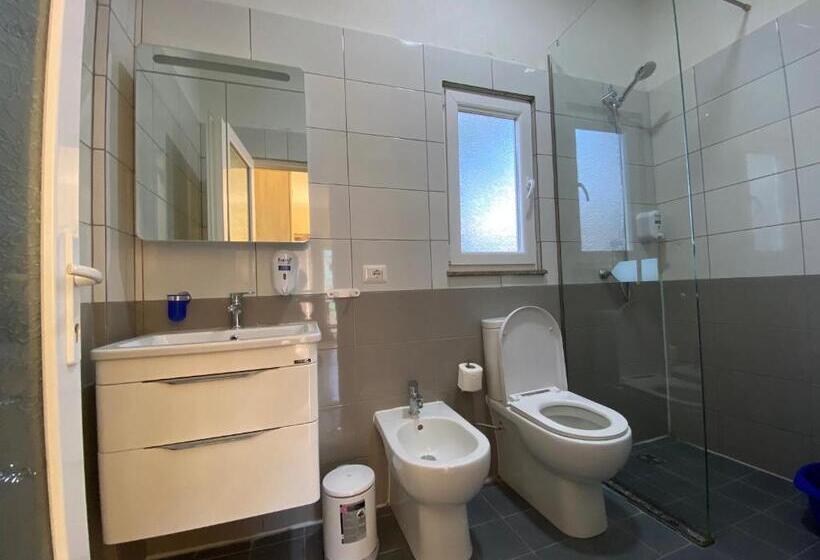 带阳台标准四人间, Kompleksi Jakaj