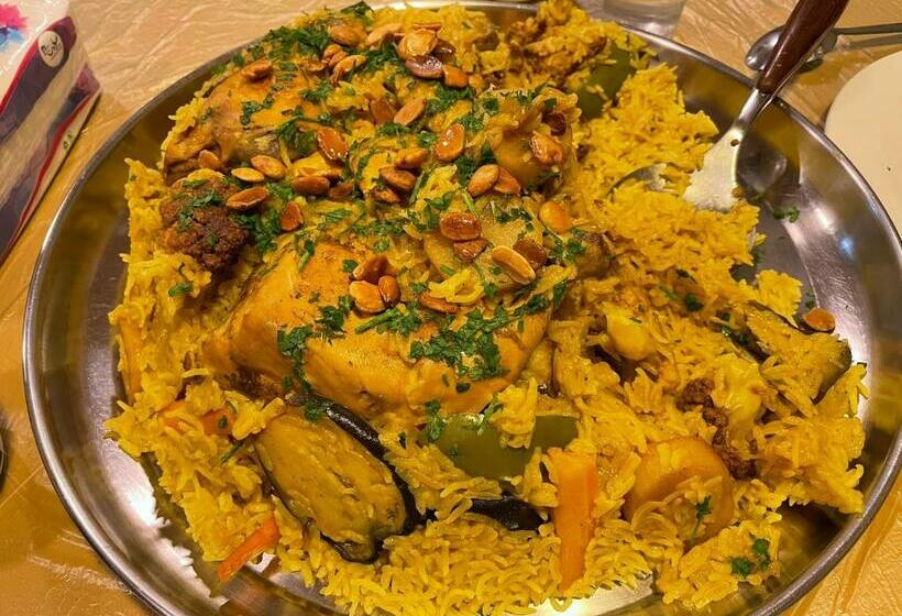 اتاق اکونومی, Moon House