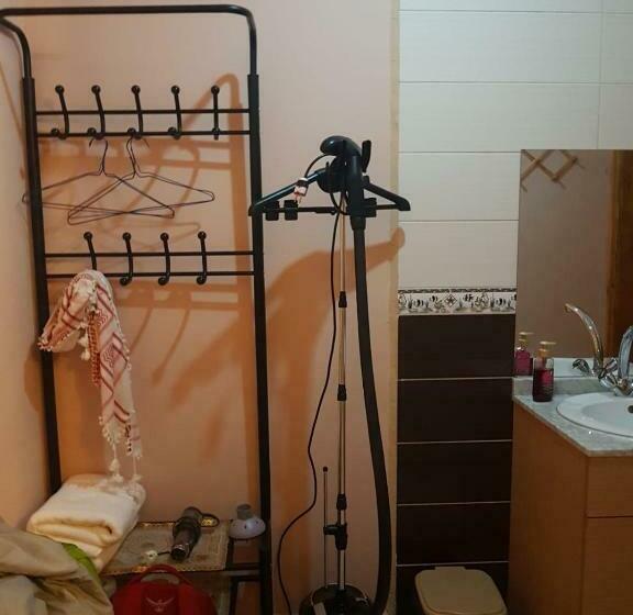 اتاق اکونومی, Moon House