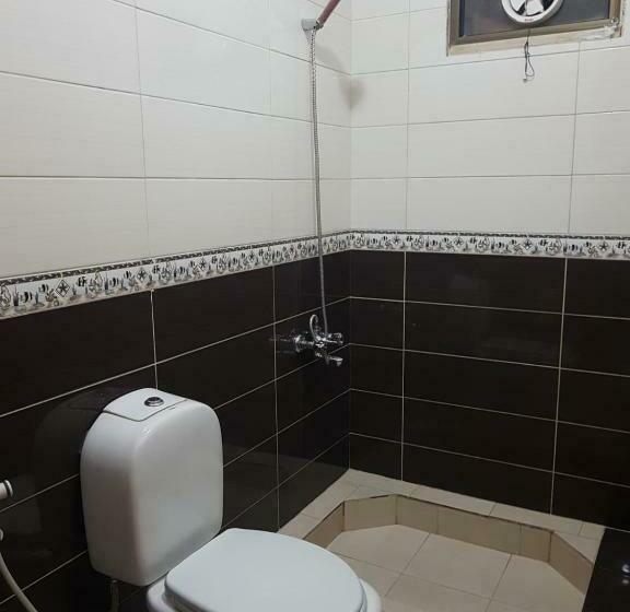 اتاق اکونومی, Moon House