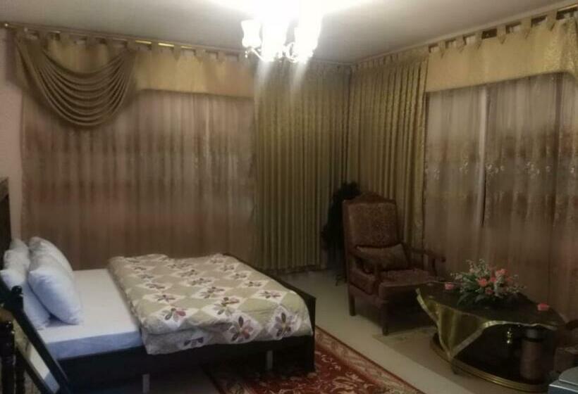 اتاق اکونومی, Moon House