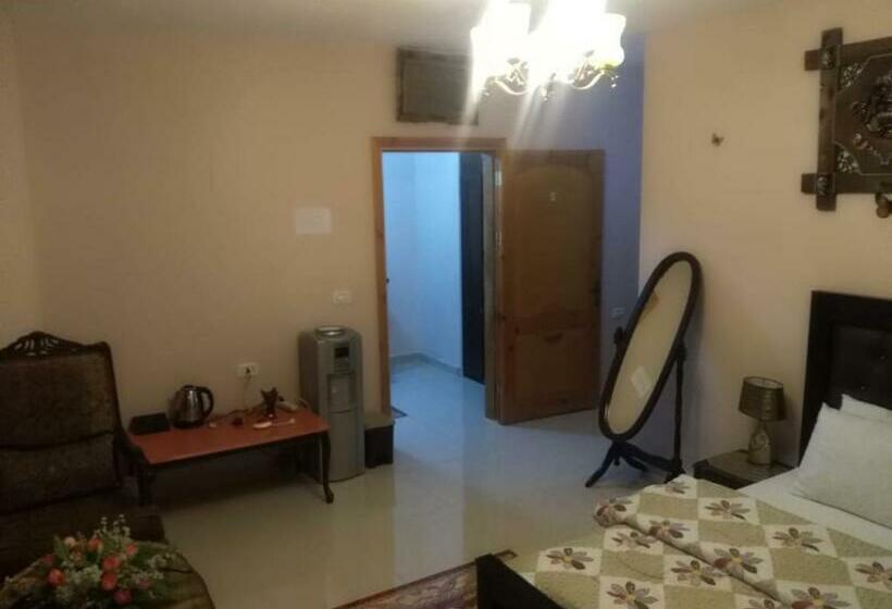 اتاق اکونومی, Moon House