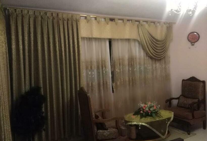 اتاق اکونومی, Moon House