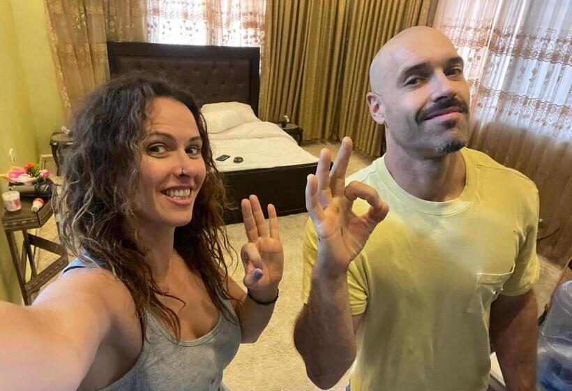 اتاق اکونومی, Moon House