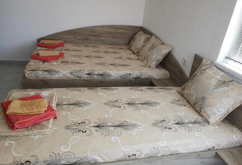 Номер Стандарт Трехместный, Guestrooms Stoyanovi